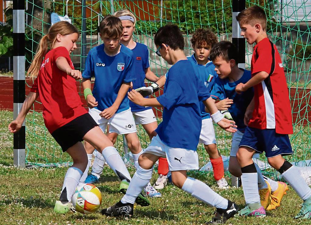 Hinein ins Getümmel: Insgesamt sechs Schulen wollten sich die Mini-EM nicht entgehen lassen und schickten ihre Teams an den Start. Diese gingen jeweils für ein Land auf Torejagd, das aktuell bei der EM in Deutschland mitmischt. Trotz großer Hitze war der Spaßfaktor bei allen Teilnehmern riesengroß. Fotos: Wiegand