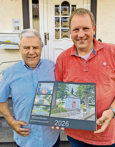 Herbert Polder (l.) und Dirk Ruholl präsentieren den neuen Heimatkalender.