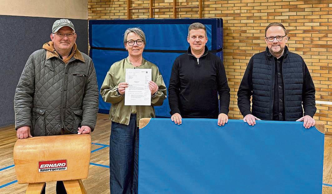 Freuen sich über den Förderbescheid: (v.l.) Stephan Feldewert, Birgit Hendriks, Ortsvorsteher Lars Besse und Bürgermeister Alfred Schmidt.