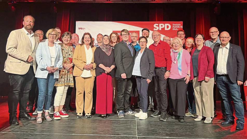 Die SPD im Kreis Soest geht mit diesen Kandidaten, darunter auch Kreisvorsitzender Jens Behrens (l.) und Landratskandidat Bastian Weber (M.), in den Kommunalwahlkampf. Foto: Bastert