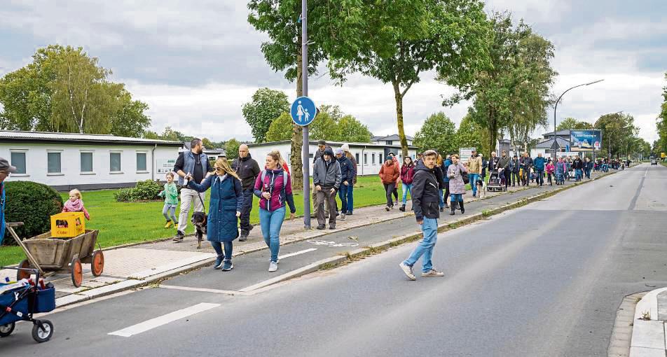 Bunt gemischte Gruppe: 160 Einwohner des Lipperbruchs aller Generationen besuchten beim Schnatgang zum Tag der Deutschen Einheit die Grenzsteine des Ortes.