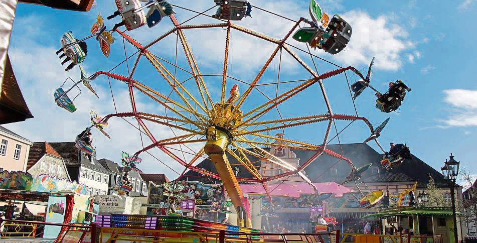 Frühlingshaften Sonnenschein und gut gelaunte Kirmesbesucher – wie hier kurz am Donnerstagnachmittag – gab es bis jetzt noch nicht so oft auf der Osterkirmes. Foto: Löseke
