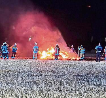 Zwei Rundballen und das Feld brannten. Foto: Feuerwehr
