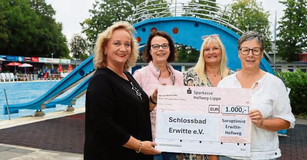 Eine Spende fürs Freibad: Susanne Wicker (2.v.l.) und Martina Beckmann (3.v.l.) überreichten den Scheck an Eva Hemmer (l.) und Christiane Rasche. Foto: Dietz
