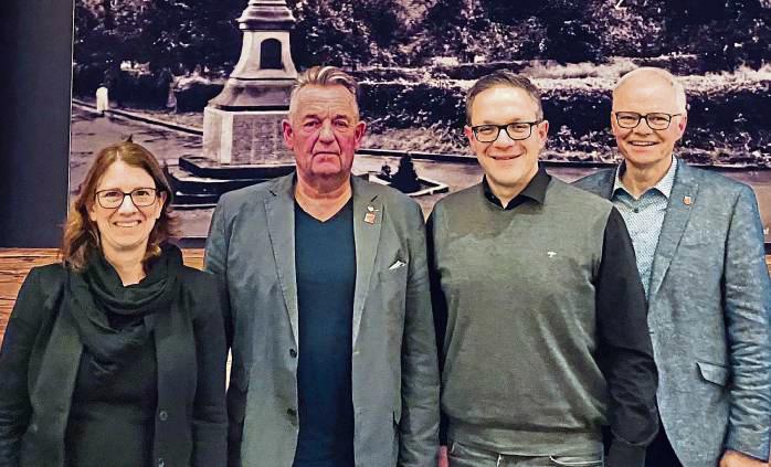 Die Ratsmitglieder Britta Spiegel (Bündnis 90/Die Grünen) und Martin Niehaus (SPD) sowie der Bürgermeister Hendrik Henneböhl und Ortvorsteher Martin Jöring stellten sich den Anliegen der Bürger. Foto: Bußmann