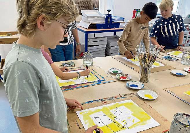 Vom Checker zum Künstler: Im Atelier setzten die Kinder ihre Eindrücke um. Fotos: Hartleb