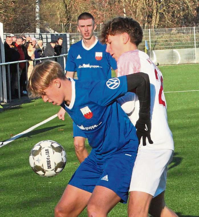 Nach einer 2:1-Pausenführung musste sich die B-Jugend des TuS Lipperode (in Blau) dem Kirchhörder SC schließlich noch mit 2:4 geschlagen geben. Foto: Dannhausen
