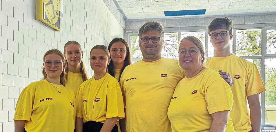Nach den Sommerferien begleiten die Rettungsschwimmer erneut den Erwerb der Schwimmabzeichen Silber und Bronze (v.l.): Sarah Auge, Merle Gravendyk, Lousia Jürgens, Finja Rotgeri, Roland Dicke, Andrea Dicke und Mats Dicke. Foto: Korf