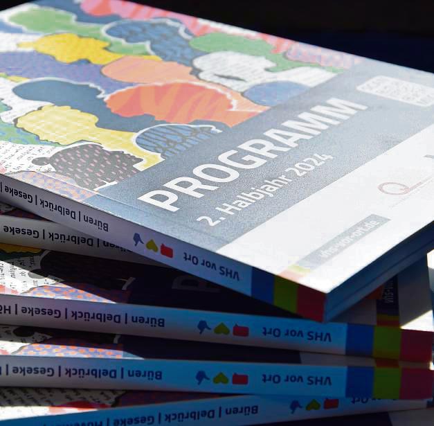 Das neue Programm der VHS ist auch in Buchform erschienen. Foto: Kossack