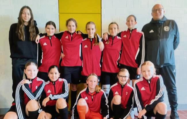 Die Lippstädter Kreisauswahl landete bei der Hallen-Westfalenmeisterschaft in Beckum auf dem geteilten fünften Platz (h.v.l.): Betreuerin Maria Mütze, Sophia Lübke, Zoe Meschede, Pauline Heimann, Lotte Stöcken, Mathilde Oppermann, Trainer Matthias Sprick; (v.v.l.): Lena Mastel, Sadaf Yusufi, Maira Johannleveling, Ida Wilmes und Lena Michalik.