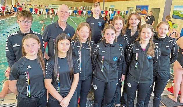Kehrten mit reichlich Edelmetall und persönlichen Bestzeiten nach Lippstadt zurück (h.v.l.): Max Zimmermann, Trainer Jürgen Brink, Niklas Reuß, Greta Bock und Eleni Schröder; (v.v.l.): Angelina Below, Mia Alice Wintz, Lena Jürgens, Marlene Diers, Laura Ortmann und Romy Schröder.
