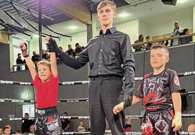 In Jubelpose: Auch Luka Gaidzik (l.) vom Team Tiger verließ beim Figght Event in Lülich als Sieger den Ring.