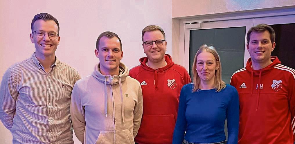 Der 1. Vorsitzende Philipp Stiens (l.) und sein Stellvertreter Henning Hoffmeier (3.v.l.) begrüßten mit Marcel Aust, Mark-Philip Jacob und Theresa Rieke drei „Neuzugänge“ in der Vorstandsmannschaft von RW Horn.