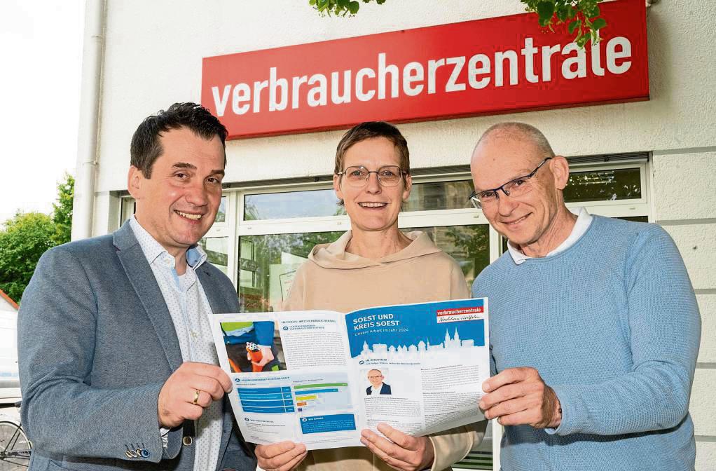 Sie stellten den Jahresbericht vor (v.l.): Rafael Lech, Regionalleiter Verbraucherzentrale NRW, Ricarda Oberreuter, Dezernentin für Gesundheit, Verbraucherschutz und Gefahrenabwehr beim Kreis Soest, und Holger Okken, Verbraucherzentrale Soest. Foto: Dahm
