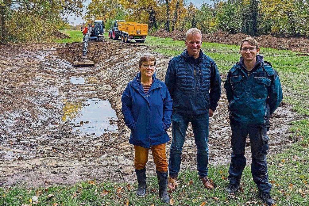 Kurz vor Fertigstellung wird das neue Auengewässer von Luise Hauswirth (Biologische Station Soest), Christian Kleineheilmann (Stadt Lippstadt, Fachdienst Grünflächen) und Stefan Nölke als ausführende Firma begutachtet. Foto: Luise Hauswirth (Abu)