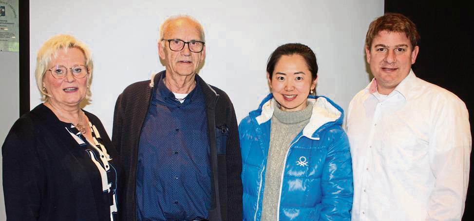 Über das Dorfgeschehen mit Bürgern ausgetauscht haben sich Ortsvorsteher Bernhard Hesse (2.v.l.), Bürgermeister Remco van der Velden (r.), Ratsmitglied Monika Knies-Hanebrink (l.) sowie der Geschäftsführerin der Schloss Eringerfeld Besitz Gmbh, Lucy Lu. Foto: Pape-Rüther