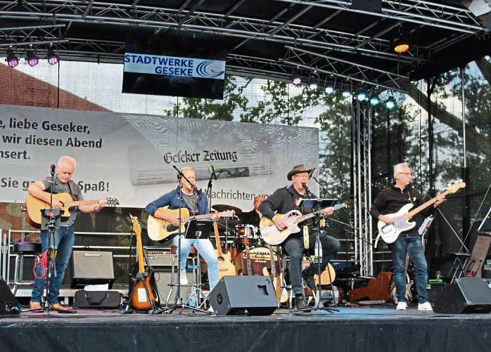 Die Band Live Garden versprach eine „Zeitreise durch die letzten 50 Jahre Rock und Pop“.