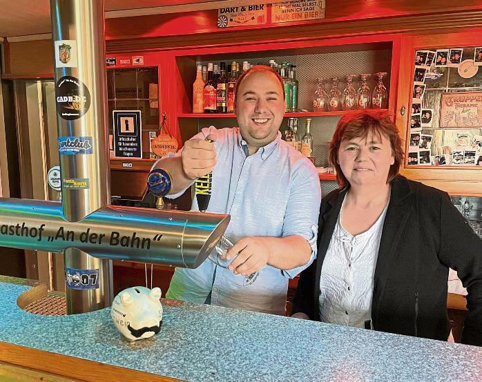 Übernehmen den Gasthof An der Bahn: Thies Kaczmarek und seine Mutter Cordula Künstner. Foto: Rückert