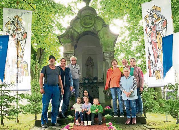 Fahnen mit der heiligen Maria am Schneringer Tor. Foto: Kloer