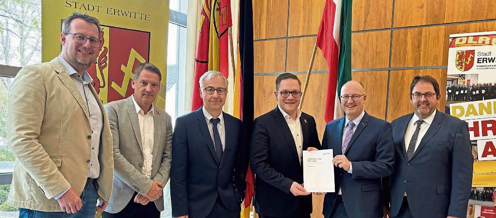 Stellten die Ergebnisse der Gemeindeprüfanstalt (gpa) vor (v.l.): Kämmerer Sven Hoppe, Fachbereichsleiter Ralf Linnebur, Jürgen Schwanitz (gpa), Bürgermeister Hendrik Henneböhl sowie gpa-Präsident Michael Esken und Andreas Pickhard (gpa). Foto: Meschede