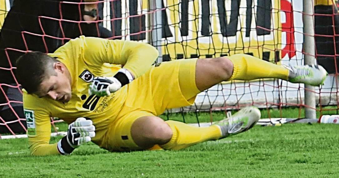 Christopher Balkenhoff am Boden: Der Torhüter, der sich beim SV Lippstadt in fast acht Jahren große Verdienste erworben hat, wurde im Oktober 2023 vom Verein suspendiert. Warum, das weiß er immer noch nicht genau. Foto: Lütkehaus