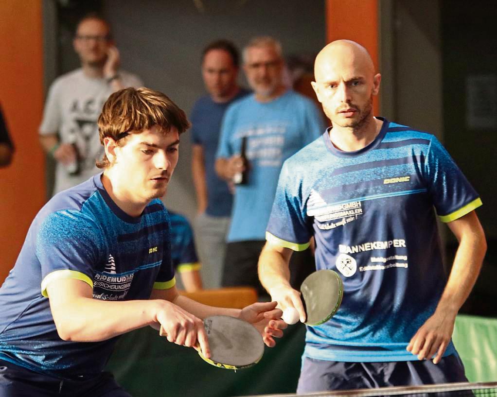 Nach ihrem Doppelerfolg steuerten Jakob Kramer (l.) und Sandor Tejgel (r.) im Einzel dann noch drei Punkte zum 9:6-Erfolg des LTV Lippstadt gegen Bardüttingdorf bei. Foto: Wiegand