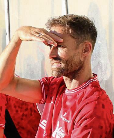 Sven Hannawald lernte gleich die Schattenseiten des SV-Stadion kennen. Bei Sonnenschein sieht man nichts.