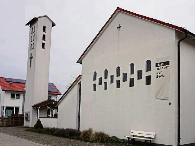 Zum letzten Mal ein Gottesdienst: Die Friedenskirche in Bad Waldliesborn (o.l.), die Lukaskirche in Hörste (o.r.), die Christophoruskirche in Lipperbruch (u.l.) und das Gemeindehaus in Benninghausen (u.r.) werden an diesem Wochenende entwidmet. Fotos: Cegelski (3)/ Archiv