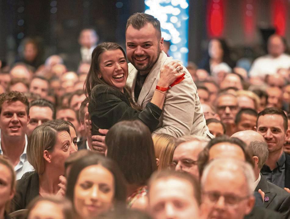 Freude über den Stern: Christopher Knippschild und Johanna Hagen. Foto: Ridderhof Fotografie