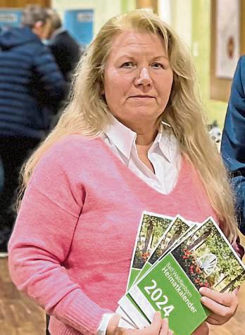 Ortsvorsteherin Gabriele Schütte-Holthaus präsentiert den neuen Heimatkalender für Walibo.
