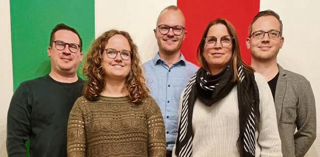 Der Vorstand des Tambourcorps des Lippstädter Schützenvereins: (v.v.l.) Kassiererin Lydia Fruh, Kassiererin Simone Bergmeier, (h.v.l.) Vorsitzender Andre Horstmann, Schriftführer Timo Helfmeier, Tambourmajor Sven Fruh.