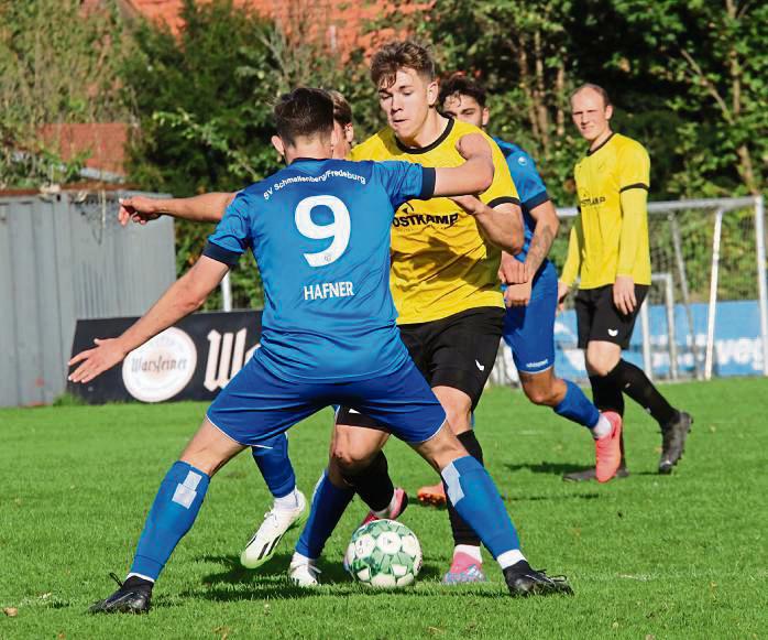 Phil Mehn (M.) und der SuS Bad Westernkotten hoffen auf ein Ende der Durststrecke am Zehnthof. Der bislang einzige Heimsieg datiert vom 8. September. Foto: Wiegand