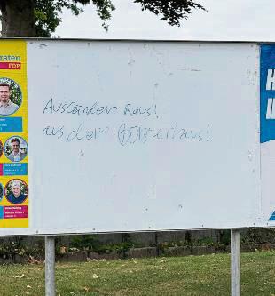 „Ausländer raus! aus dem Bürgerhaus“: Diese Kritzelei stand auf der freien Plakatfläche an der Kliever Straße.