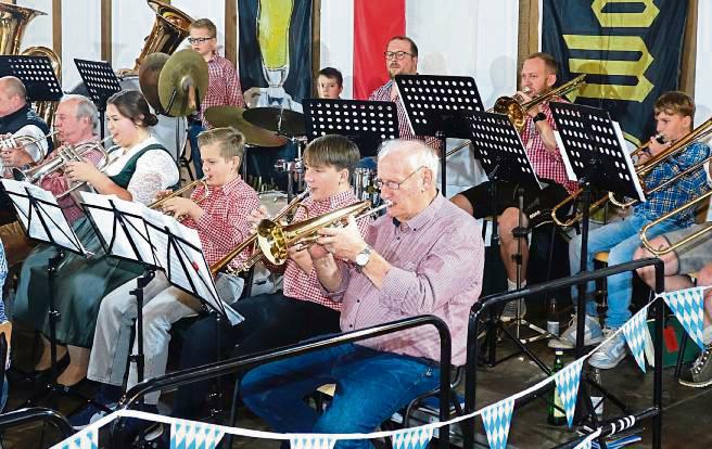 Musik verbindet Generationen – das Blas- und Tanzorchester Kallenhardt und der Nachwuchs zeigten beim Egerländer Frühschoppen ihr Können. Foto: Marcus Kloer