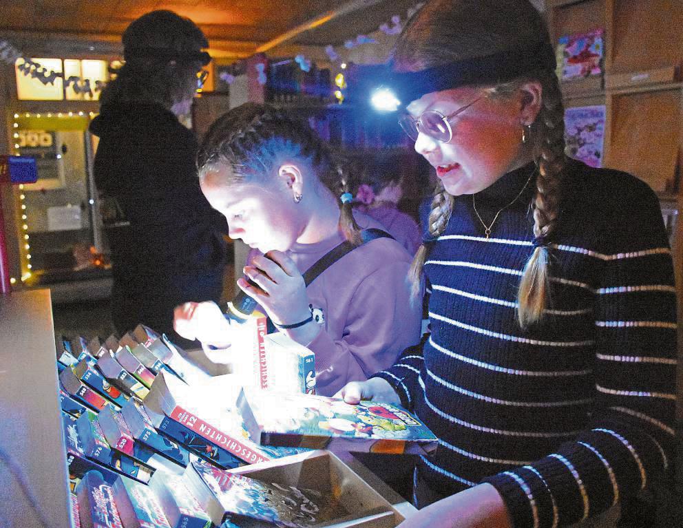 Mit Taschennlampe nd Lieblingslektüre ausgerüstet, verbrachten die Kinder einen spannenden Abend in der KöB Rüthen. Fotos: Georg Giannakis