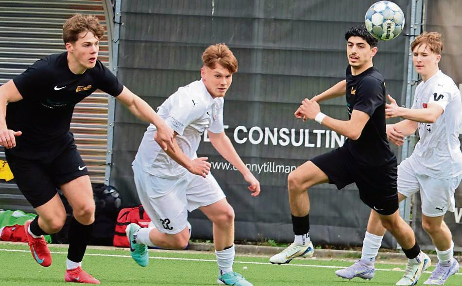 Klarer 6:1-Sieg gegen den FC Kaunitz: Die A-Junioren des TuS Lipperode (in Weiß) sind bereit für das Topspiel gegen Spitzenreiter Victoria Clarholz. Foto: Feichtinger