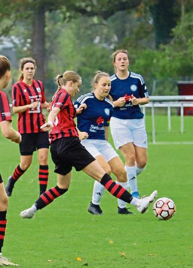 Der SV Lippstadt (in Rot) muss nach Ostenfelde, der TuS Belecke (Blau) ist in Germete-Wormeln gefordert. Foto: Uwe Feichtinger