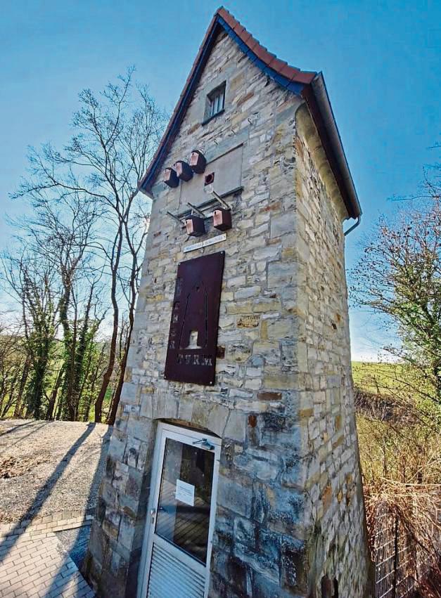 Der alte Trafoturm in Hoinkhausen ist jetzt ein offenes Bücherregal.