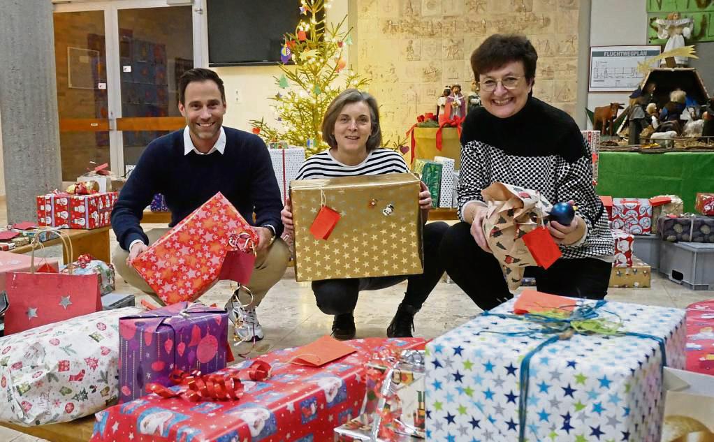 Freuen sich über die gute Beteiligung an der Wunschbaum-Aktion und über die Geschenke für die Kinder (v.l.): Gunnar Witthaut, Sabine Schleef und Petra Dorenkamp. Foto: Bsdurek