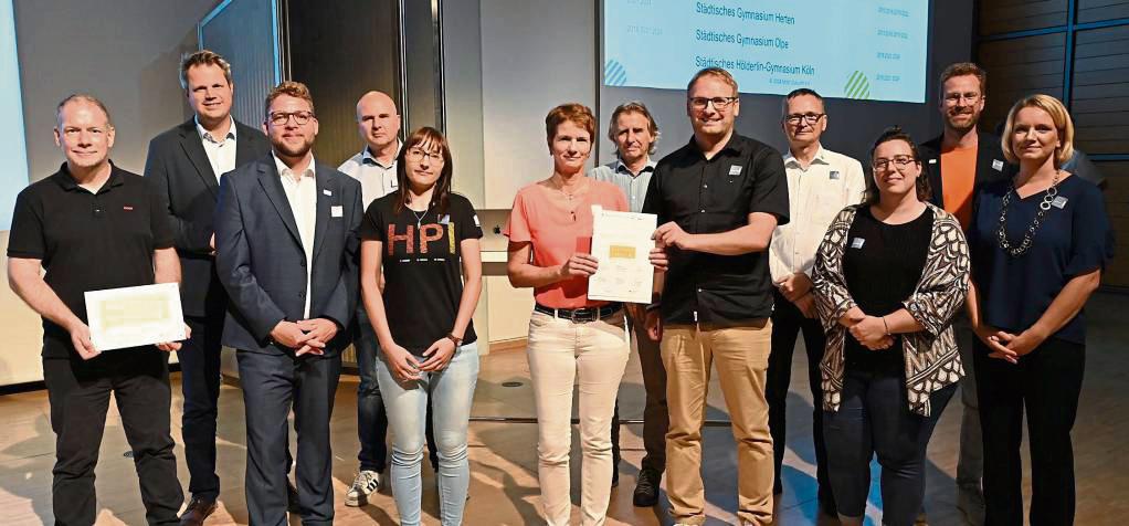 Sekundarschul-Leiterin Anita Rüther (6.v.l), sowie Patrick Dirichs (7.v.l., didaktischer Leiter) haben die Urkunde zur Rezertifizierung entgegengenommen.