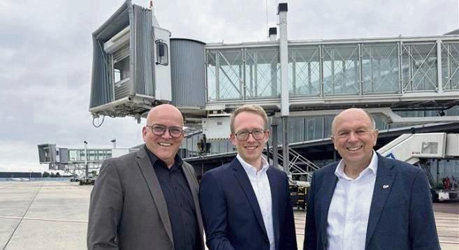 Die Gangway – hier im Hintergrund – dockt an: Das freut (v.l.) Flughafen-Geschäftsführer Roland Hüser, Tobias Seidenberg (Fraunhofer), Aufsichtsrat Christoph Rüther.