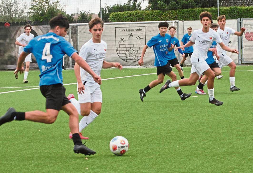 Die A-Junioren des TuS Lipperode (in Weiß) wollen nach der unglücklichen Heimniederlage gegen Münster wieder punkten. In Brilon kommt es dabei zu einem Wiedersehen. Foto: Hans Dannhausen