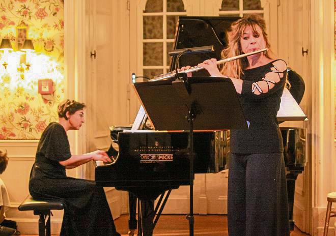 Flötistin Wally Hase und Pianistin Srebra Gelleva begeisterten zu zweit mit der Fantasie von Carl Frühling.