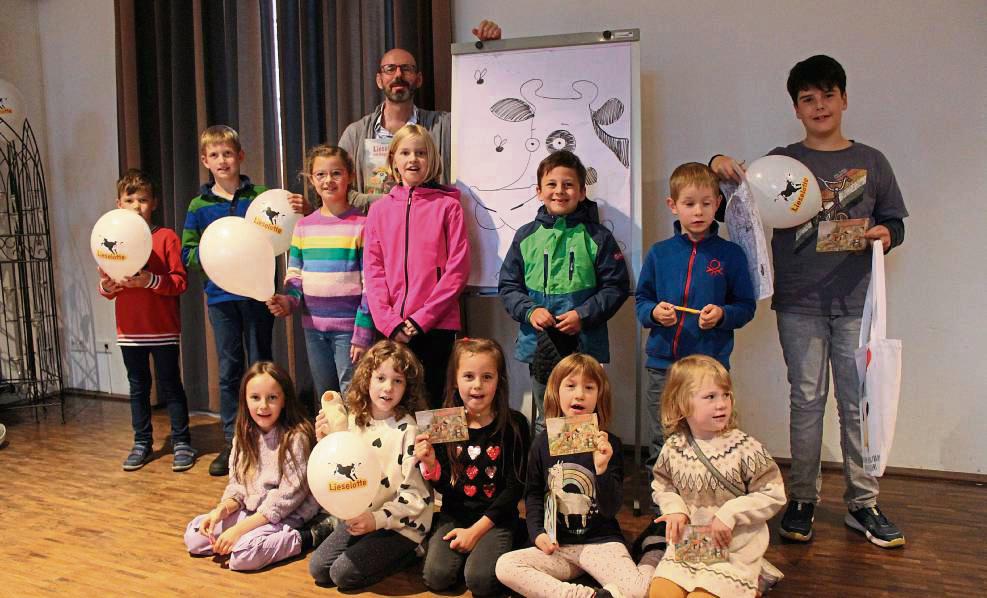 Autor und Illustrator Alexander Steffensmeier hat im Pankratiushaus Anröchte aus seinen Lieselotte-Büchern gelesen. Auto(r)gramme gab’s für den Nachwuchs auch. Foto: Pia Mintert