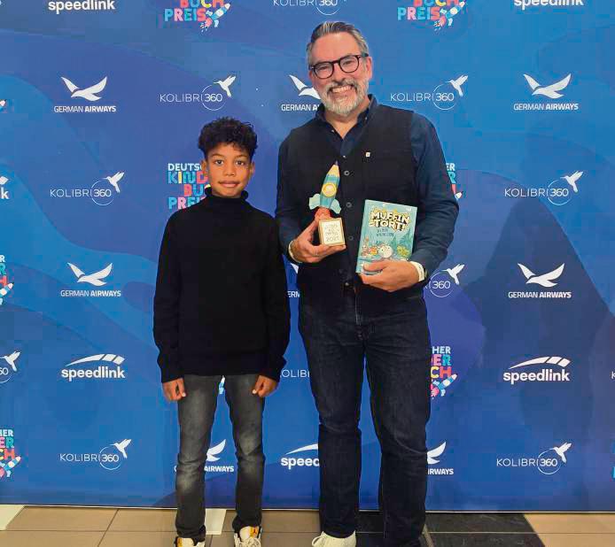 Kinderjury-Mitglied Kiro Kiala mit dem Gewinner des Deutschen Kinderbuchpreises, Adam Stower.