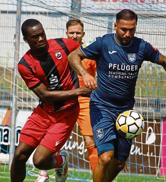 SV-Neuzugang Joel Amadi (l.) kam bei der 2:4-Testspielniederlage in Wiedenbrück in der Dreier- sukzessive Fünferkette zum Einsatz. Rechts: Der Ex-Lippstädter Kaptan. Foto: Heinke