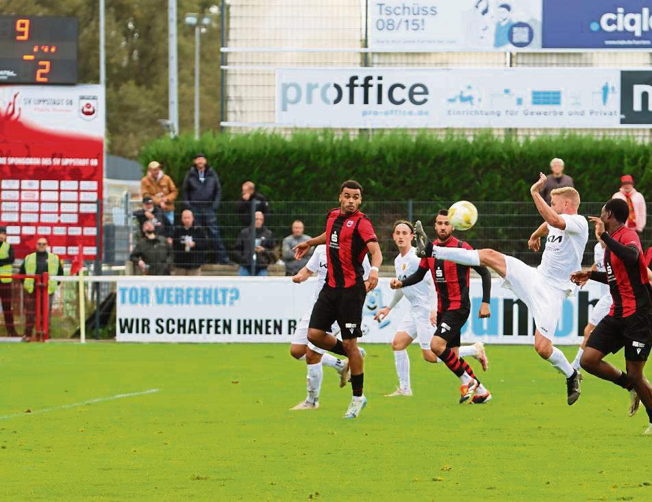 Es gab auch friedliche Fans im Gästeblock beim Spiel SV Lippstadt 08 gegen SpVgg Erkenschwick. Archivfoto: Lütkehaus