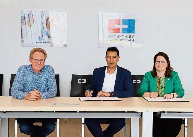Prof. Dr. Jörg Wenz, Studiengangsleiter „Wirtschaftsingenieurwesen“, Hicham Chakir, Business Development Manager bei SIG und HSHL-Präsidentin Prof. Dr.-Ing. Kira Kastell bei der Unterzeichnung des Kooperationsvertrags.