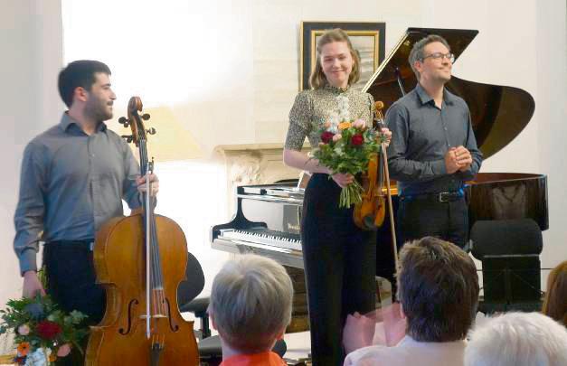Die Musiker Judith Stapf (Violine), Arnau Rovira i Bascompte (Cello) und Marco Sanna (Klavier) vom Trio Orelon freuen sich über den großen Applaus. Foto: Boronowsky