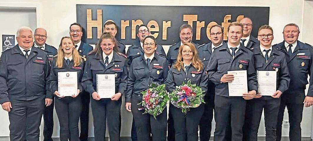 Der Vorstand, Geehrte und Beförderte: Bei der Jahresdienstbesprechung des Löschzugs Horn ging es vor allem um Personalien.